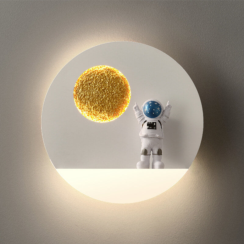 Zeitgenössische kreative Eisenharz runde Astronaut LED Wandlampe für Schlafzimmer