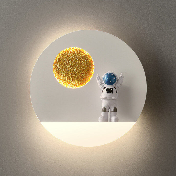 Zeitgenössische kreative Eisenharz runde Astronaut LED Wandlampe für Schlafzimmer