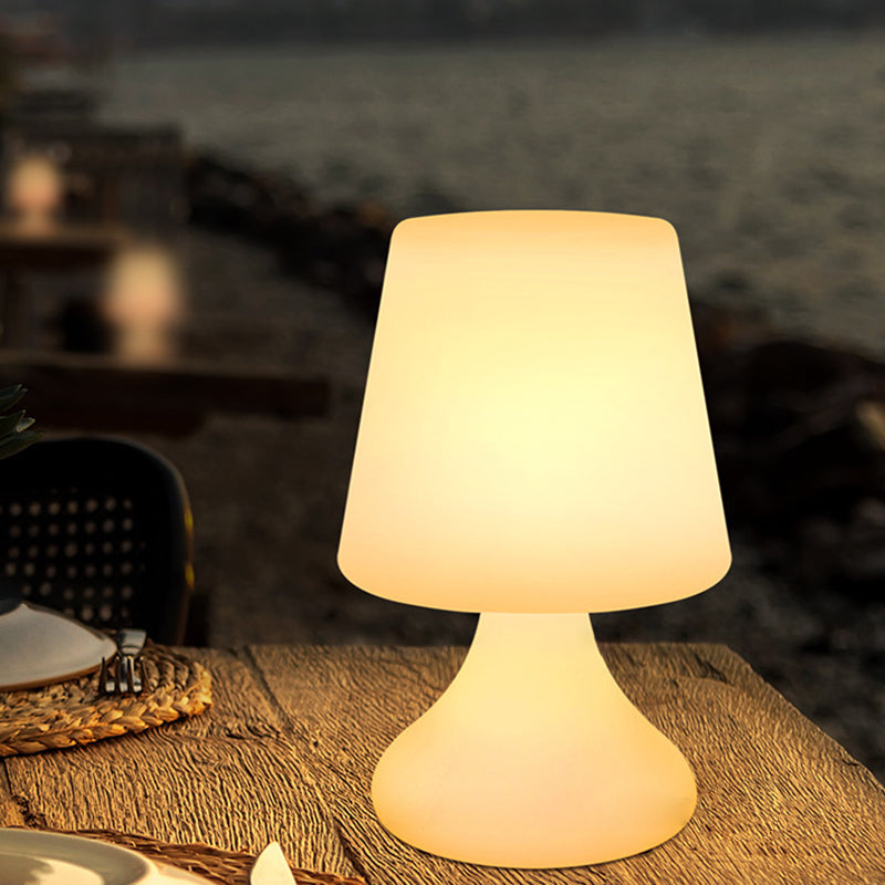 Moderne Minimalistische PE Becherform USB LED Tischlampe Nachtlicht für Außenpatio