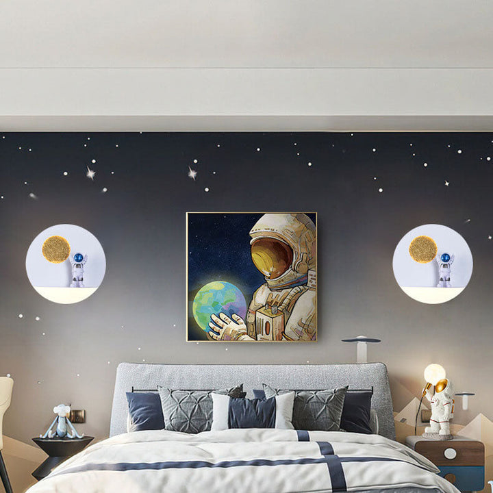 Zeitgenössische kreative Eisenharz runde Astronaut LED Wandlampe für Schlafzimmer