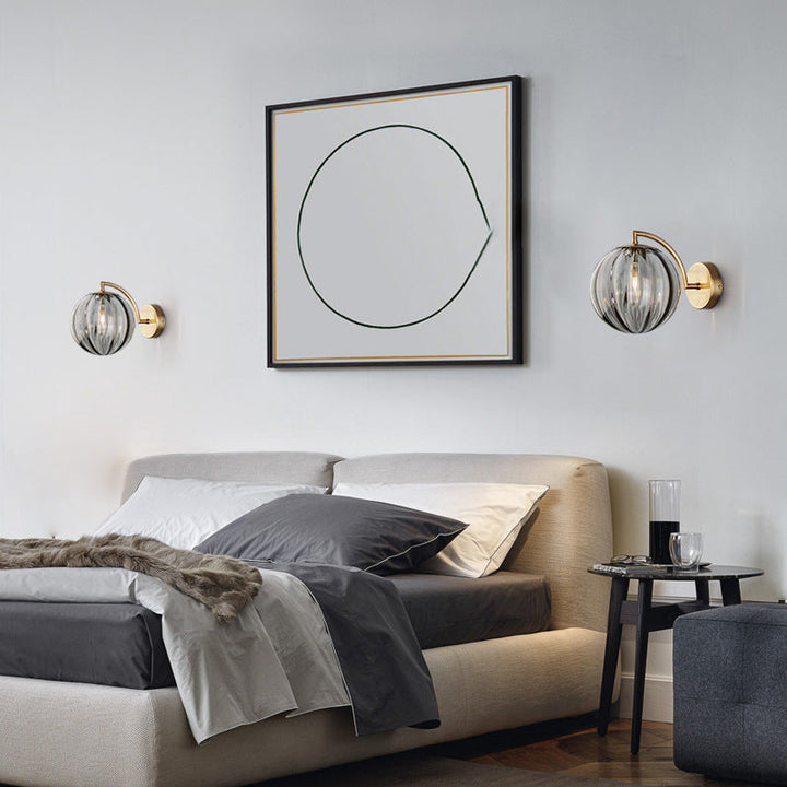 Zeitgenössische skandinavische runde Kugel Eisen Glas 1-Licht Wandlampe für das Wohnzimmer