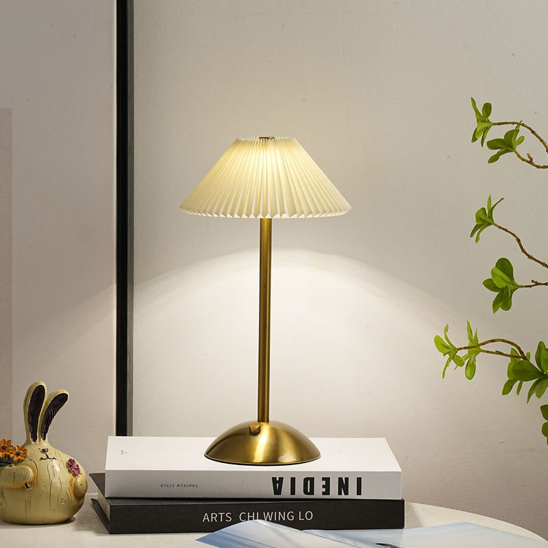 Zeitgenössische skandinavische wiederaufladbare Eisenstoff konisch gefaltete LED Tischlampe für Nachttisch