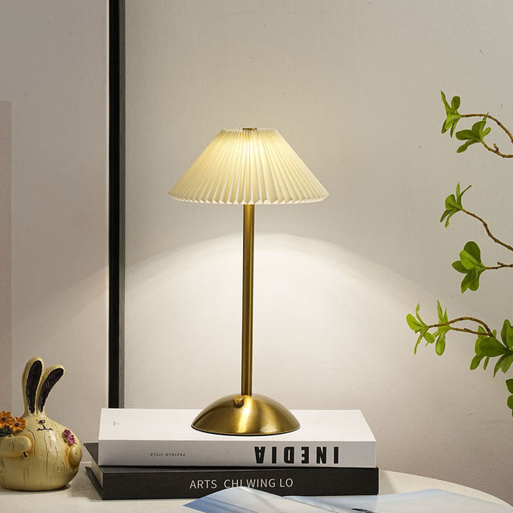 Zeitgenössische skandinavische wiederaufladbare Eisenstoff konisch gefaltete LED Tischlampe für Nachttisch