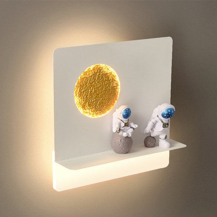 Zeitgenössische kreative Eisenharz runde Astronaut LED Wandlampe für Schlafzimmer