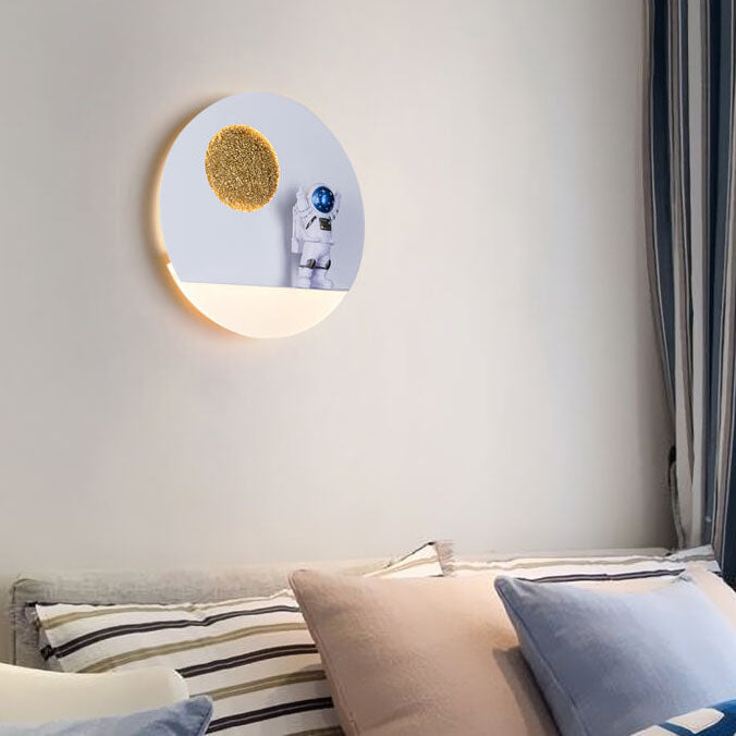 Zeitgenössische kreative Eisenharz runde Astronaut LED Wandlampe für Schlafzimmer