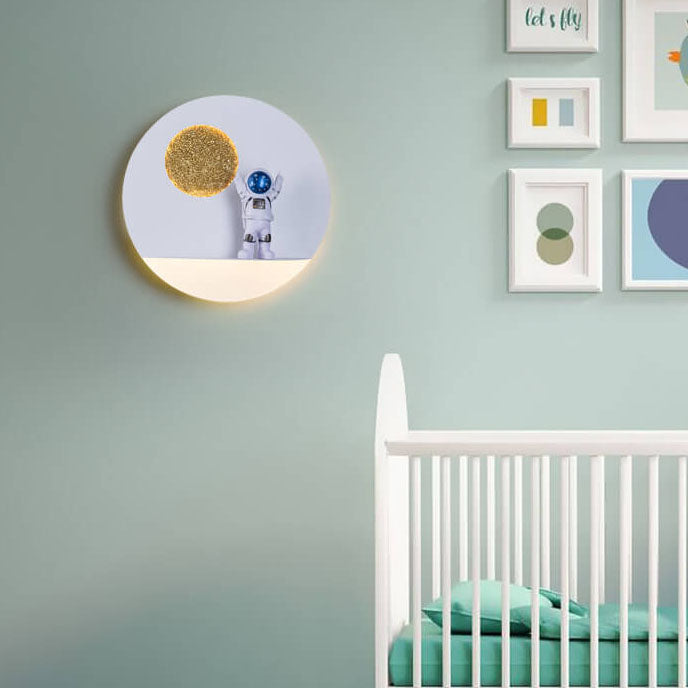 Zeitgenössische kreative Eisenharz runde Astronaut LED Wandlampe für Schlafzimmer