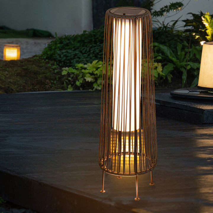 Modern Minimalist Solar Wasserdicht Rund Vertikal Ziehen Streifen Eisen Rattan LED Steh Bodenlampe Für Außen Terrasse