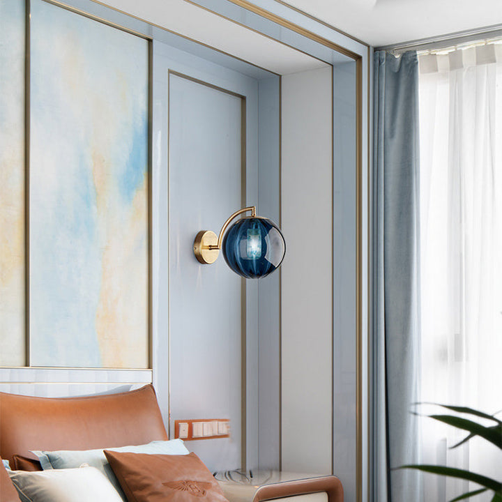 Zeitgenössische skandinavische runde Kugel Eisen Glas 1-Licht Wandlampe für das Wohnzimmer