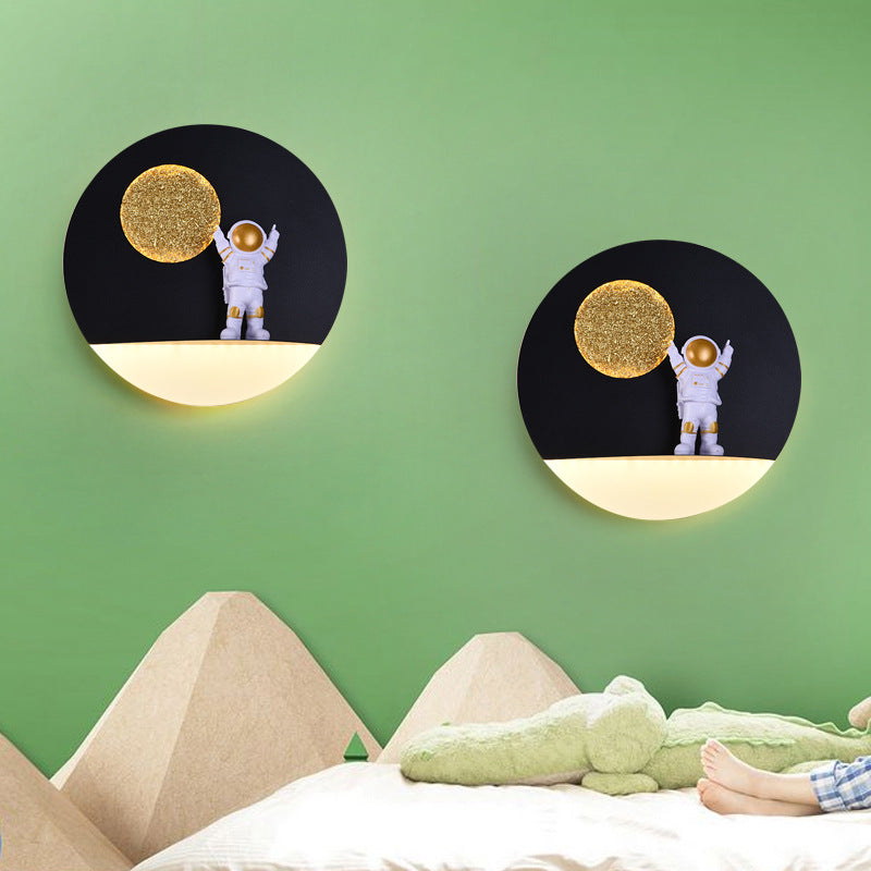 Zeitgenössische kreative Eisenharz runde Astronaut LED Wandlampe für Schlafzimmer