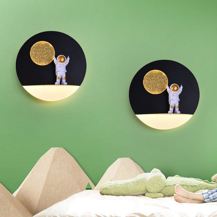 Zeitgenössische kreative Eisenharz runde Astronaut LED Wandlampe für Schlafzimmer