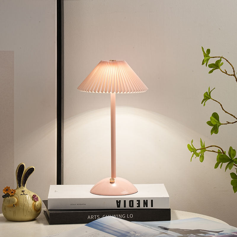 Zeitgenössische skandinavische wiederaufladbare Eisenstoff konisch gefaltete LED Tischlampe für Nachttisch