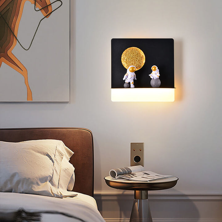 Zeitgenössische kreative Eisenharz runde Astronaut LED Wandlampe für Schlafzimmer