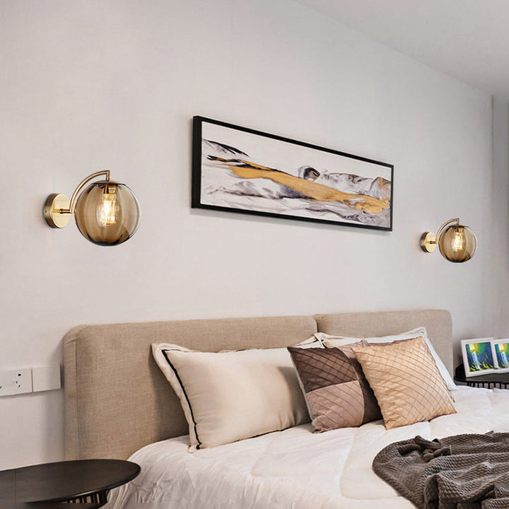 Zeitgenössische skandinavische runde Kugel Eisen Glas 1-Licht Wandlampe für das Wohnzimmer