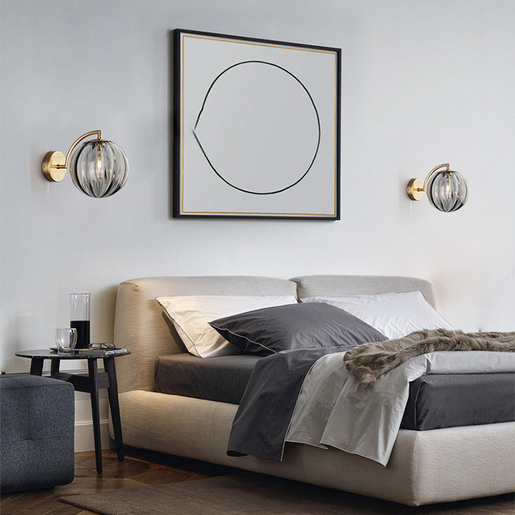 Zeitgenössische skandinavische runde Kugel Eisen Glas 1-Licht Wandlampe für das Wohnzimmer