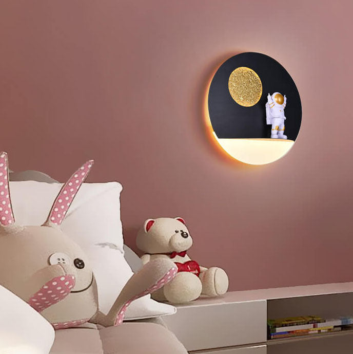 Zeitgenössische kreative Eisenharz runde Astronaut LED Wandlampe für Schlafzimmer