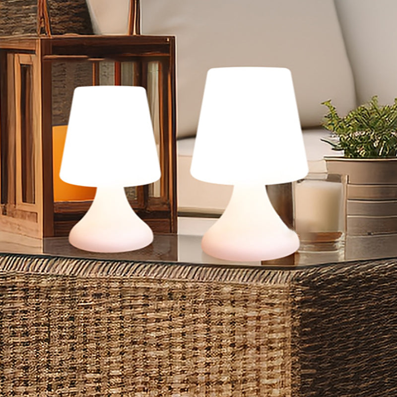 Moderne Minimalistische PE Becherform USB LED Tischlampe Nachtlicht für Außenpatio
