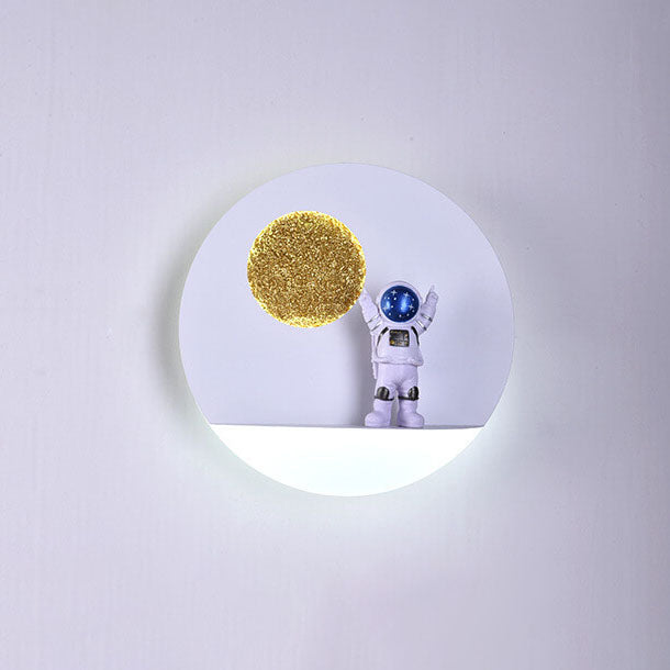 Zeitgenössische kreative Eisenharz runde Astronaut LED Wandlampe für Schlafzimmer