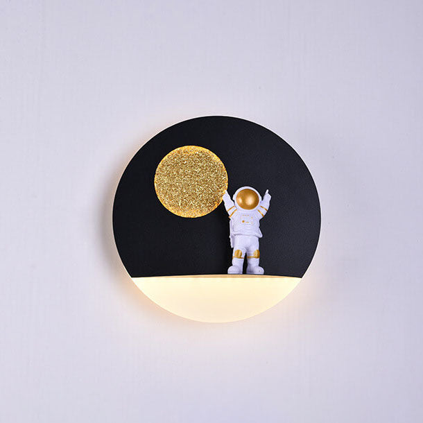 Zeitgenössische kreative Eisenharz runde Astronaut LED Wandlampe für Schlafzimmer