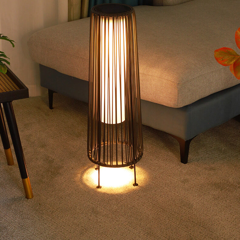 Modern Minimalist Solar Wasserdicht Rund Vertikal Ziehen Streifen Eisen Rattan LED Steh Bodenlampe Für Außen Terrasse