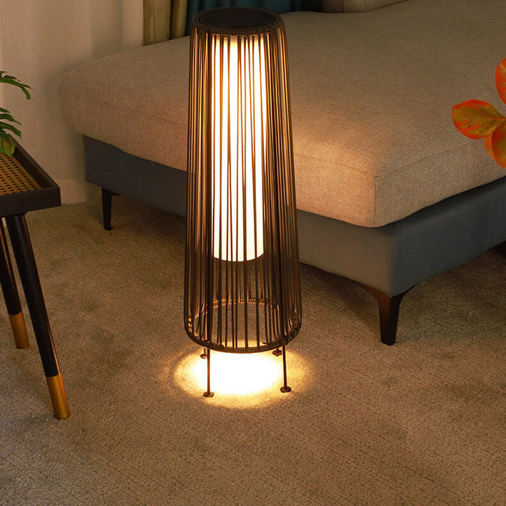 Modern Minimalist Solar Wasserdicht Rund Vertikal Ziehen Streifen Eisen Rattan LED Steh Bodenlampe Für Außen Terrasse