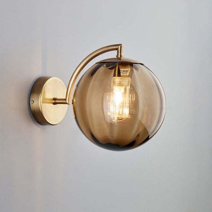 Zeitgenössische skandinavische runde Kugel Eisen Glas 1-Licht Wandlampe für das Wohnzimmer