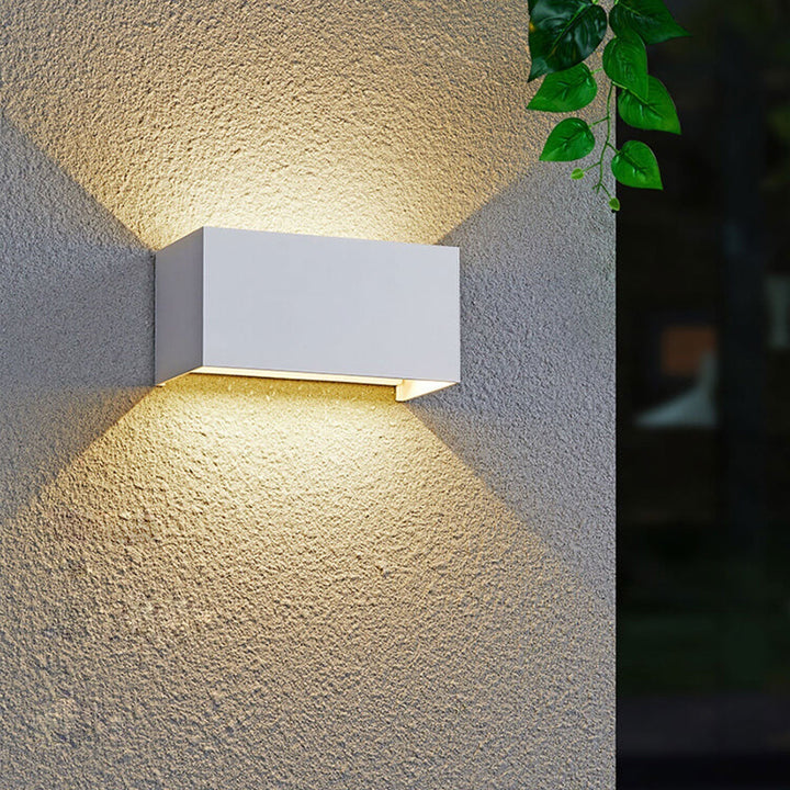 Moderne wasserdichte rechteckige LED-Wandleuchte für den Außenbereich mit Beleuchtung nach oben und unten