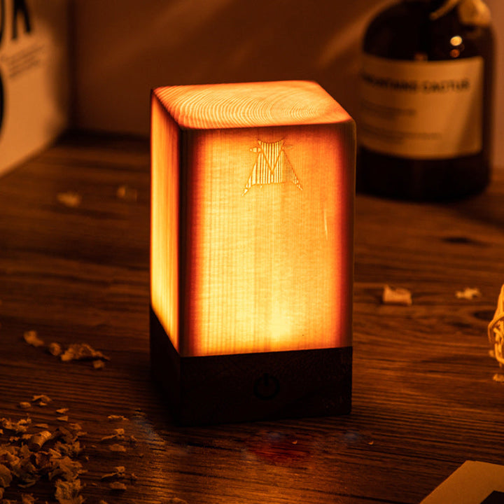 Stylische LED Tischlampe - WoodGlow