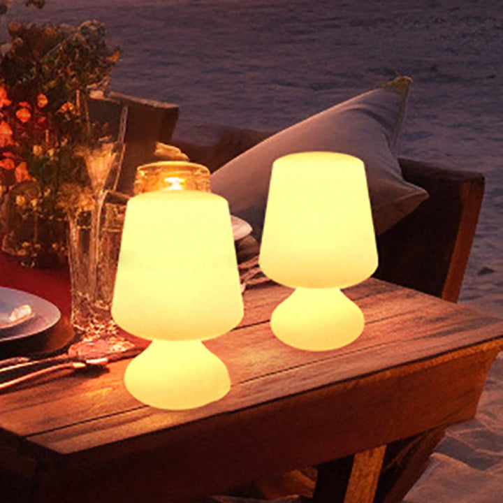 Moderne Minimalistische PE Becherform USB LED Tischlampe Nachtlicht für Außenpatio