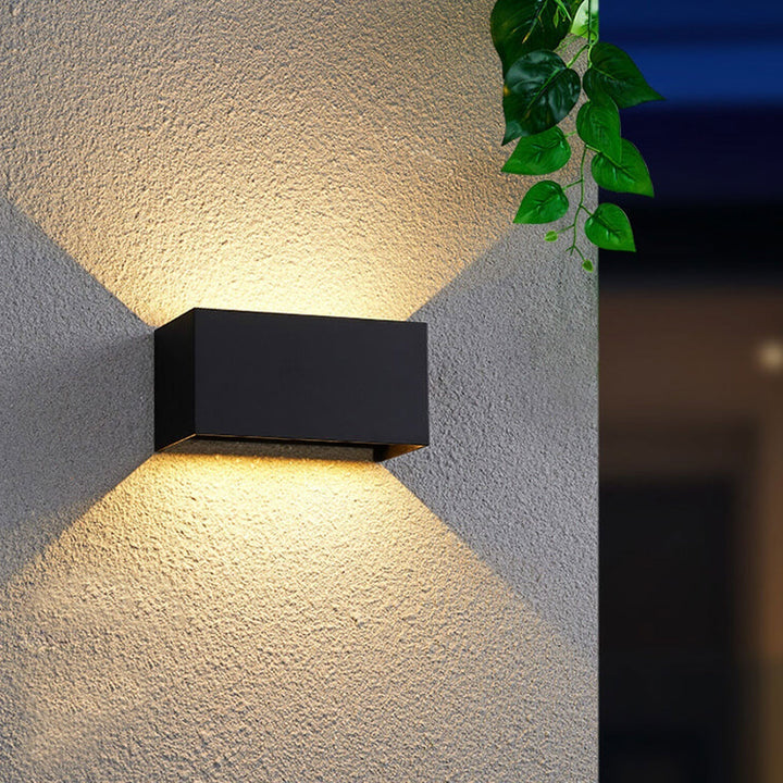 Moderne wasserdichte rechteckige LED-Wandleuchte für den Außenbereich mit Beleuchtung nach oben und unten