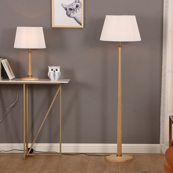 Mid-Century Modern Stehlampe mit geplecktem Schirm