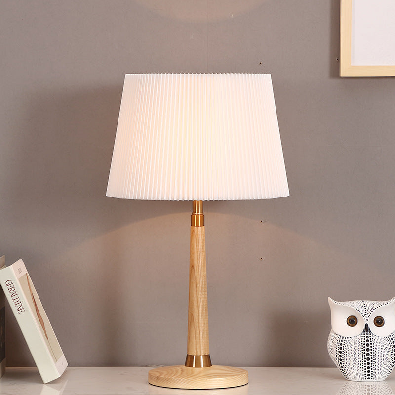 Mid-Century Modern Stehlampe mit geplecktem Schirm