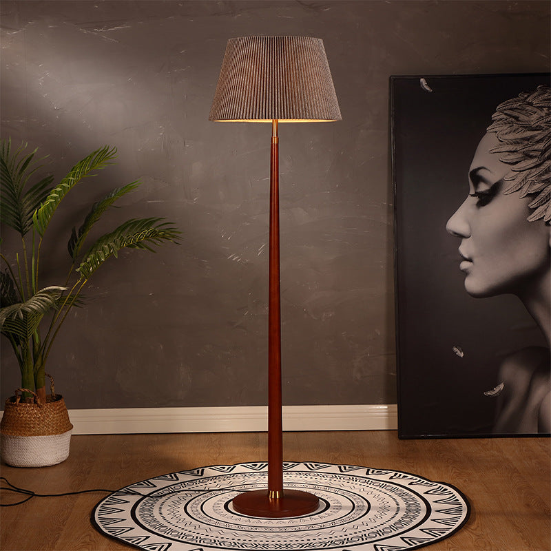 Mid-Century Modern Stehlampe mit geplecktem Schirm