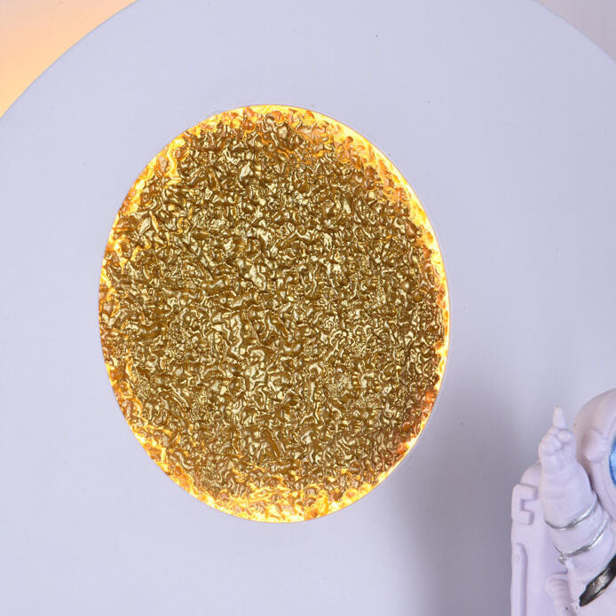 Zeitgenössische kreative Eisenharz runde Astronaut LED Wandlampe für Schlafzimmer