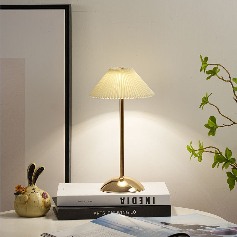 Zeitgenössische skandinavische wiederaufladbare Eisenstoff konisch gefaltete LED Tischlampe für Nachttisch