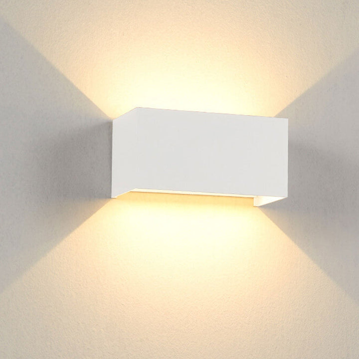 Moderne wasserdichte rechteckige LED-Wandleuchte für den Außenbereich mit Beleuchtung nach oben und unten