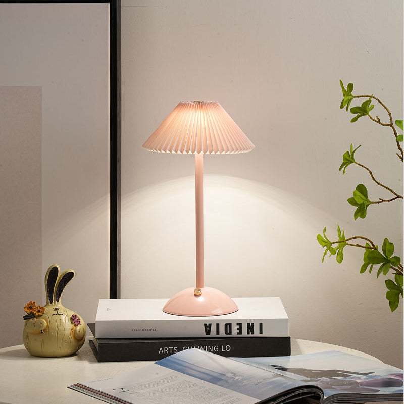Zeitgenössische skandinavische wiederaufladbare Eisenstoff konisch gefaltete LED Tischlampe für Nachttisch