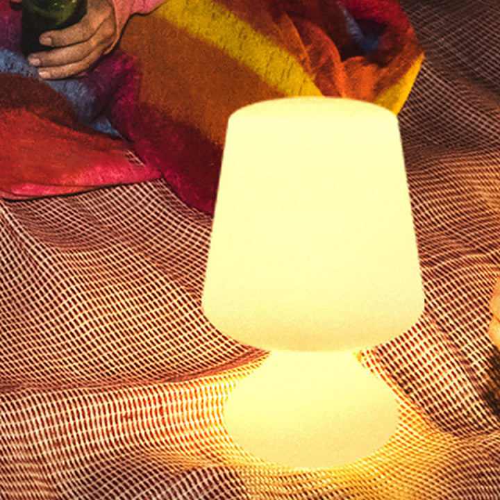 Moderne Minimalistische PE Becherform USB LED Tischlampe Nachtlicht für Außenpatio