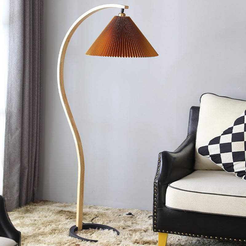 Gebogene Holz-Stehlampe