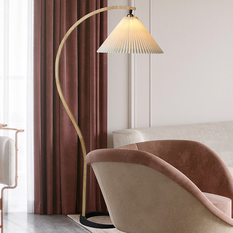 Gebogene Holz-Stehlampe