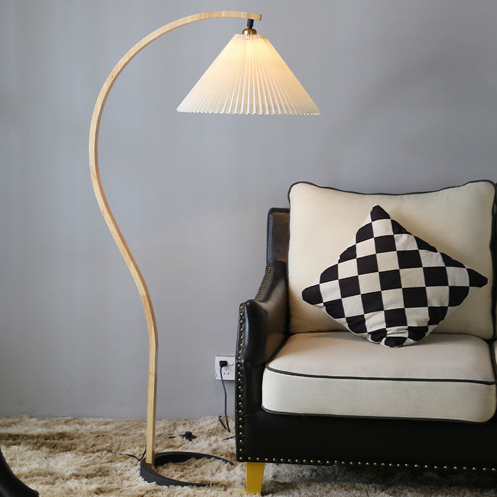 Gebogene Holz-Stehlampe