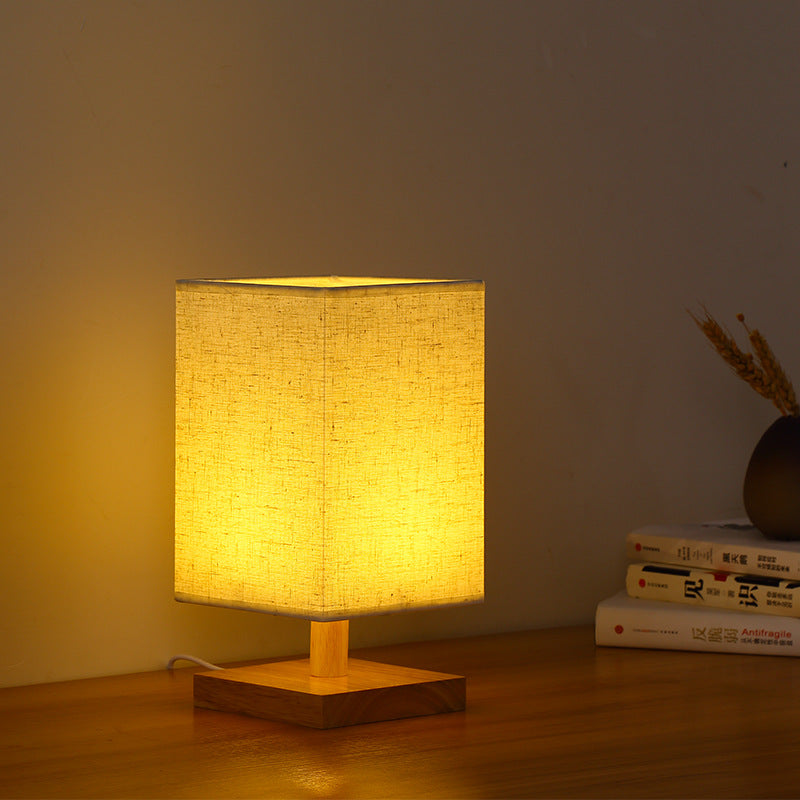 Kompakte skandinavische Holzfuß Tischlampe mit Leinenlampenschirm