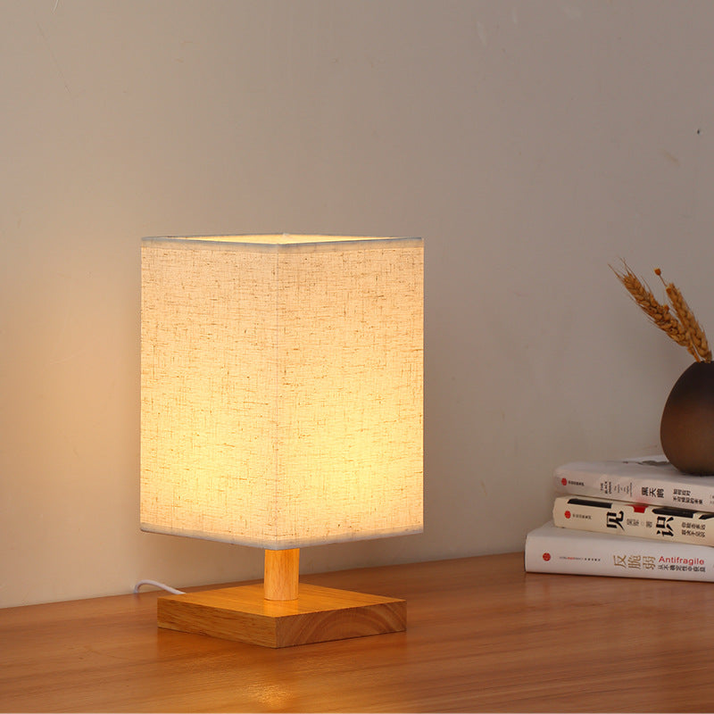 Kompakte skandinavische Holzfuß Tischlampe mit Leinenlampenschirm