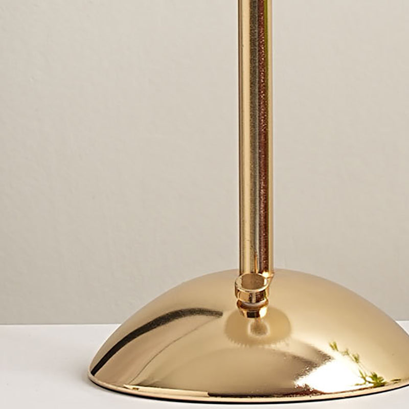 Zeitgenössische skandinavische wiederaufladbare Eisenstoff konisch gefaltete LED Tischlampe für Nachttisch