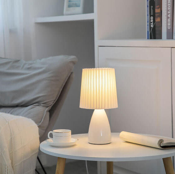 Skandinavische Retro-Tischlampe mit gefaltetem Schirm und Glasbasis