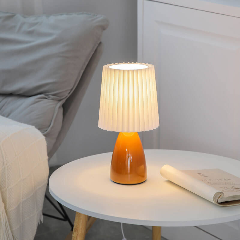 Skandinavische Retro-Tischlampe mit gefaltetem Schirm und Glasbasis