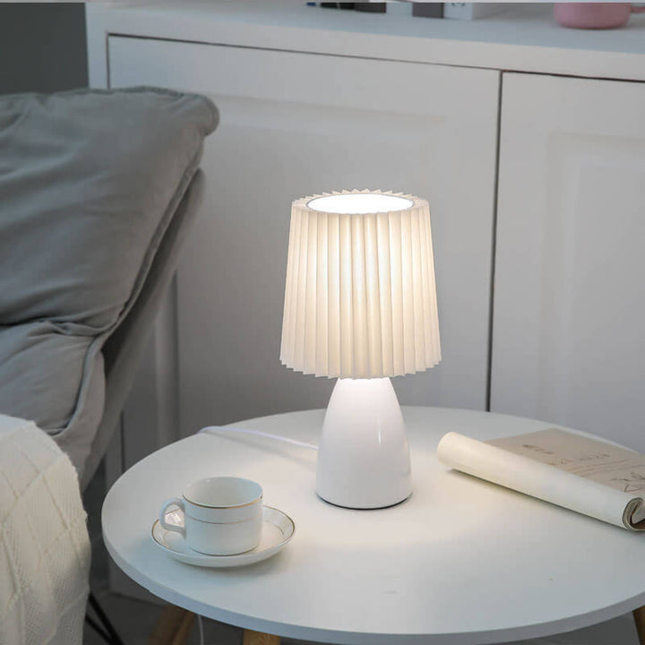 Skandinavische Retro-Tischlampe mit gefaltetem Schirm und Glasbasis