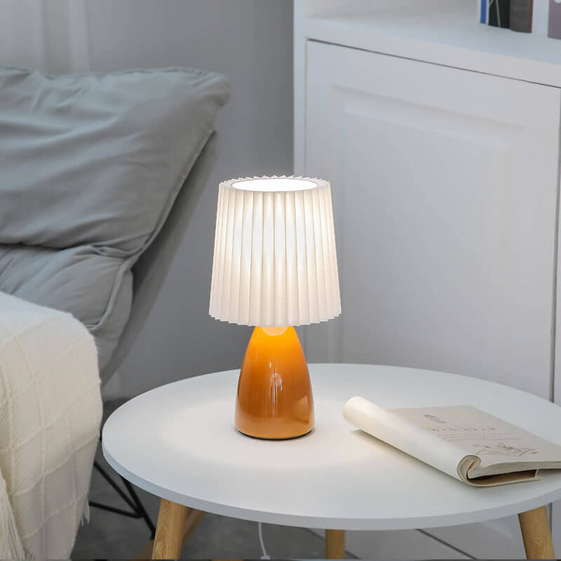 Skandinavische Retro-Tischlampe mit gefaltetem Schirm und Glasbasis