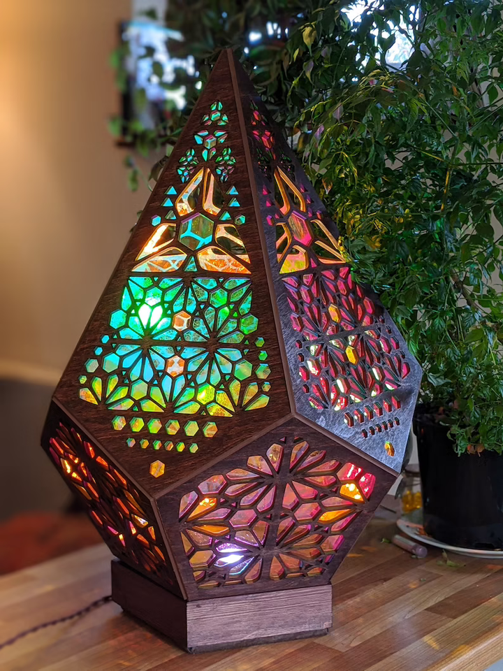 Buntglas Style LED Tischlampe - LumiAura
