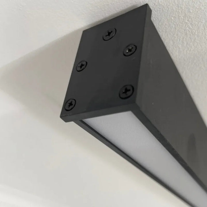 Schwarze Metall-Deckenlampe LED Linear Minimalistisches modernes Design