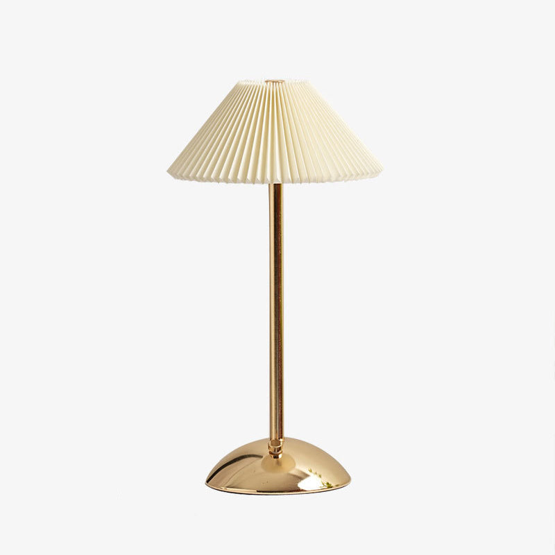 Zeitgenössische skandinavische wiederaufladbare Eisenstoff konisch gefaltete LED Tischlampe für Nachttisch